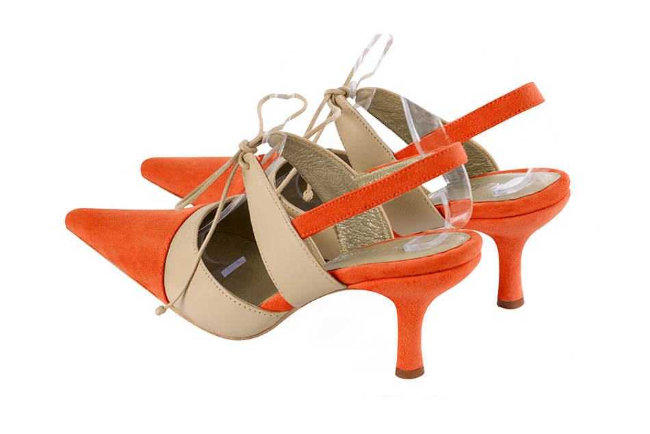 Chaussures habillées, élégantes et raffinées, ouvertes à l'arrière avec une bride sur le cou-de-pied, coloris orange clémentine et beige vanille. Bout pointu. Haut. Talon fin. Cérémonie, soirée, cocktail, évènementiel. Personnalisation : Choix des cuirs, 
                des couleurs et des talons. Petites et grandes pointures. - Florence KOOIJMAN